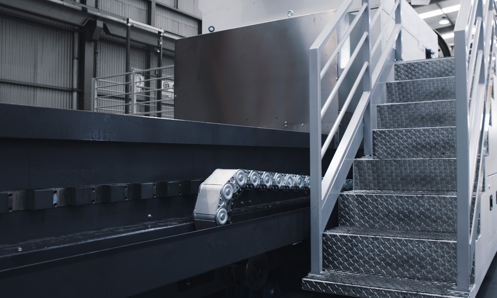 Heluchain drag chain system based on metalic solution in Gurutzpe lathe